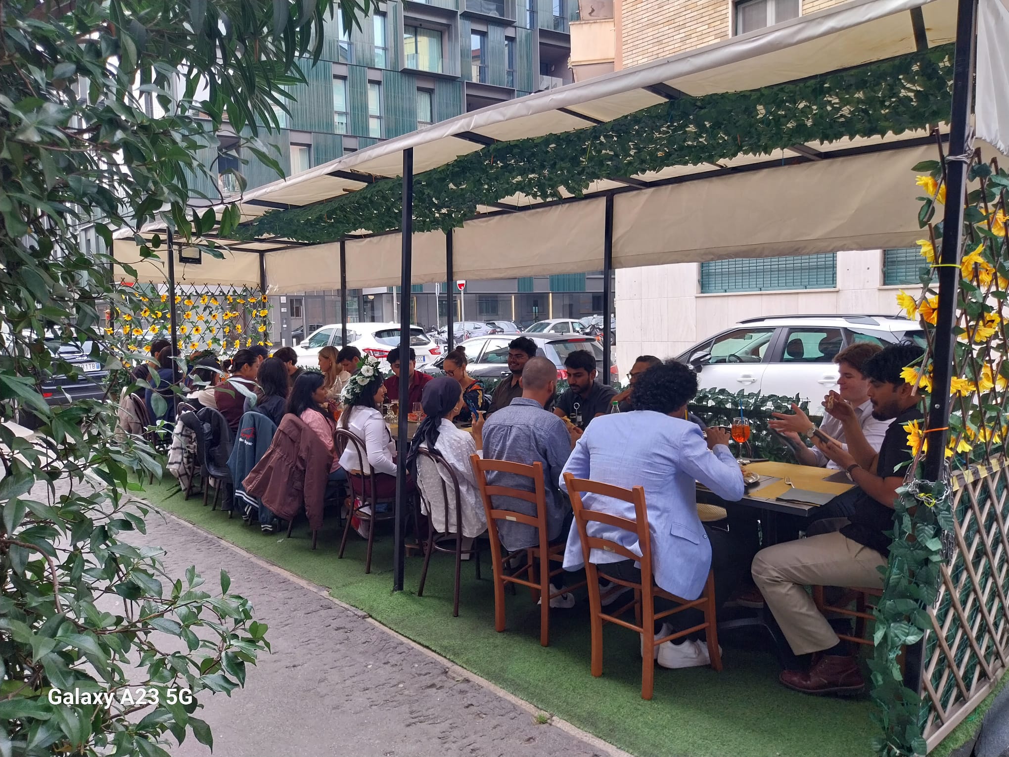 Area esterna con tavoli e ospiti nel dehors di Amalfitana